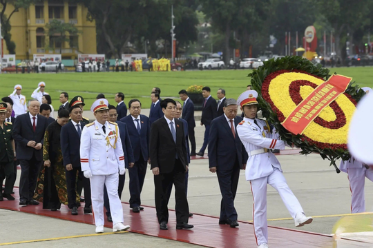 Lãnh đạo Đảng, Nhà nước và thành phố Hà Nội vào Lăng viếng Chủ tịch Hồ Chí Minh