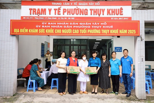 Ấm lòng chương trình khám sức khỏe cho người cao tuổi phường Thụy Khuê