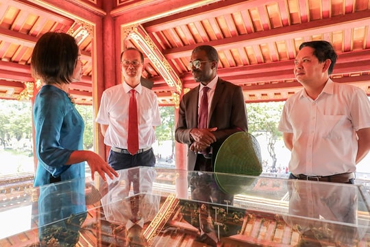 Giám đốc Trung tâm Di sản Thế giới của UNESCO tham quan Quần thể Di tích Cố đô Huế