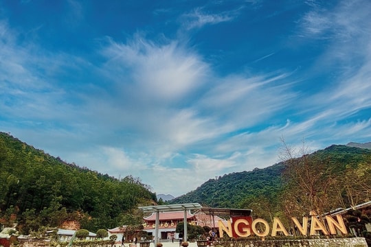 Du khách được miễn phí cáp treo khứ hồi khi tham dự đảnh lễ Xá lợi Phật Hoàng Trần Nhân Tông