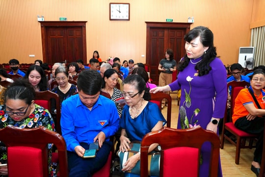 “Bình dân học vụ số” – Cầu nối công nghệ cho người cao tuổi Tây Hồ