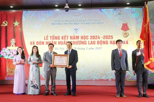 Trường THCS Cầu Giấy (quận Cầu Giấy) đón nhận Huân chương Lao động hạng Ba