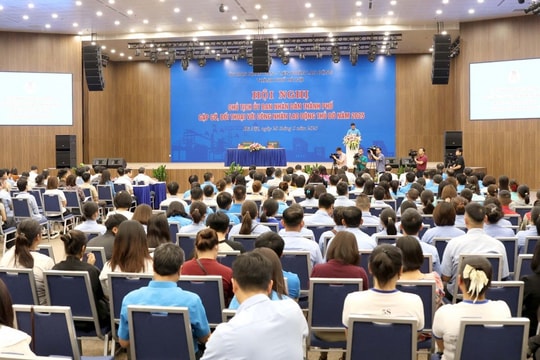 Chủ tịch Hà Nội gặp gỡ, đối thoại với công nhân lao động