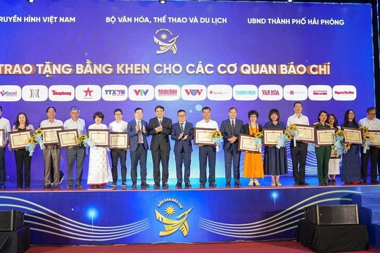 Tạp chí Người Hà Nội nhận Bằng khen của Bộ Văn hoá, Thể thao và Du lịch tại Diễn đàn Vai trò của báo chí về công nghiệp văn hoá