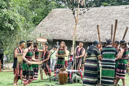 “Ngày hội gia đình” tại Làng Văn hóa – Du lịch các dân tộc Việt Nam: Gắn kết yêu thương từ những giá trị truyền thống