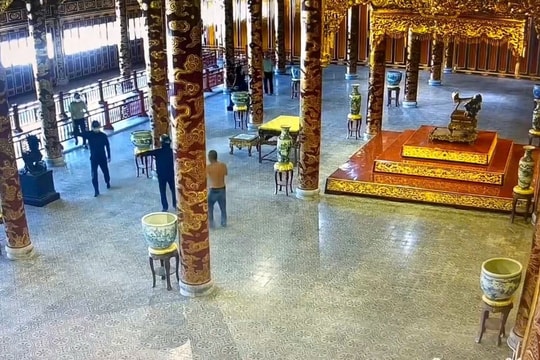 Chuyên gia kiểm tra và đánh giá hiện trạng “Ngai vua triều Nguyễn” bị phá hoại