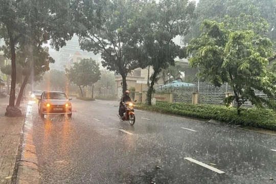 Cảnh báo mưa lớn cục bộ, lốc sét, gió giật mạnh tại Hà Nội