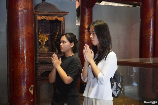 Trước kỳ thi tuyển sinh lớp 10, nhiều phụ huynh và học sinh đến Văn Miếu Quốc Tử Giám dâng hương