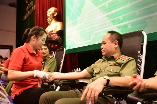 Hơn 1.000 chiến sĩ Công an Hà Nội cùng sẻ chia những giọt máu nghĩa tình