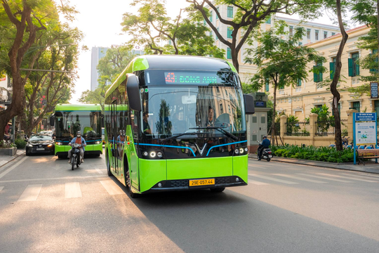 Hà Nội đưa vào hoạt động tuyến xe buýt điện kết nối Đông Anh với trung tâm Hà Nội
