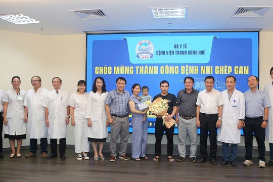 Bé trai 15 tháng tuổi “hồi sinh” nhờ ghép gan ở Bệnh viện Trung ương Huế