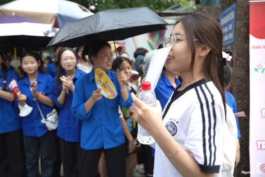 Hà Nội: Thí sinh thi vào lớp 10 tại quận Hà Đông rạng rỡ sau môn thi Ngữ văn