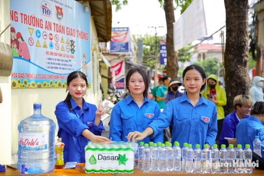 Kỳ thi tuyển sinh lớp 10 THPT tại Hà Nội: Ấn tượng màu áo xanh tình nguyện Thủ đô