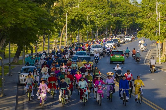Cố đô Huế đạp xe vì môi trường “Áo dài qua phố”