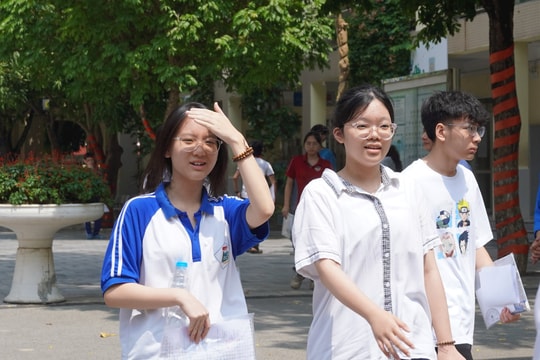Hết giờ môn thi Toán, thí sinh Hà Nội kết thúc kỳ thi lớp 10 không chuyên