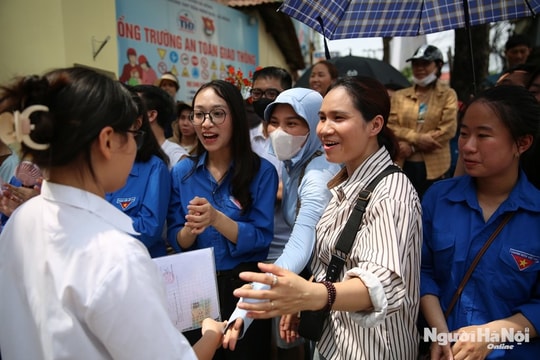 Kỳ thi vào lớp 10 Thành phố Hà Nội: Rưng rưng hình ảnh phụ huynh đồng hành cùng con