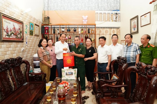 Lãnh đạo quận Tây Hồ thăm, tặng quà gia đình người có công