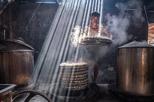 Tác phẩm "Bánh hỏi" giành giải thưởng Nhiếp ảnh ẩm thực thế giới 2025