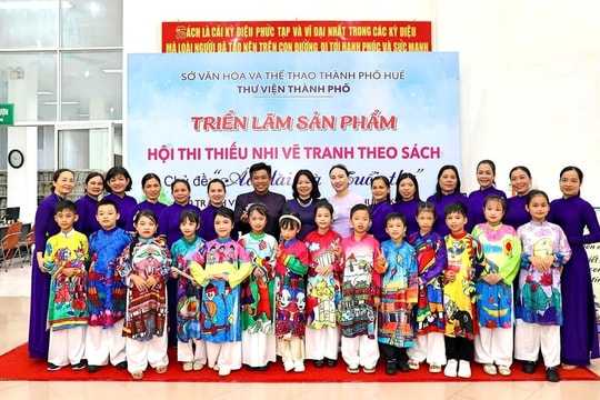 Triển lãm vẽ tranh theo sách “Áo dài và Tuổi thơ”