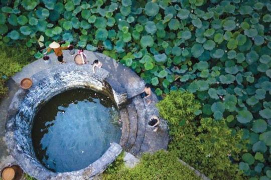 Bên thềm giếng cũ