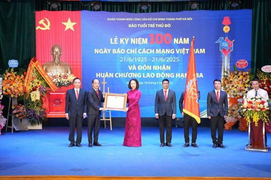 Báo Tuổi trẻ Thủ đô vinh dự đón nhận Huân chương Lao động hạng Ba