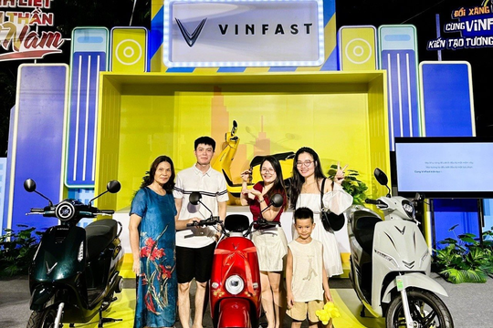 Mua VinFast Evo200, trúng thưởng thêm Motio, chủ xe dùng luôn 2 xe để “lan tỏa sống xanh”