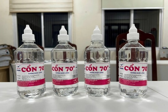 Công an Hà Nội thông tin về việc bắt 2 đối tượng sản xuất cồn y tế giả