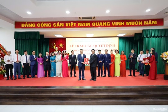 Phó Trưởng Ban Tuyên giáo và Dân vận Thành ủy Vũ Hà trao quyết định về công tác cán bộ tại phường Đông Ngạc