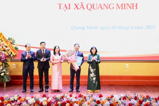 Bí thư Thành ủy Hà Nội Bùi Thị Minh Hoài trao quyết định về công tác cán bộ tại 2 xã Quang Minh, Mê Linh