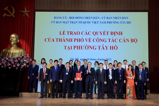 Đồng chí Nguyễn Ngọc Tuấn trao quyết định về công tác cán bộ tại các phường Tây Hồ, Phú Thượng, Hồng Hà