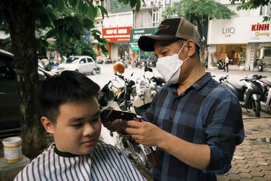 Cắt tóc vỉa hè – Nét đẹp bình dị trong văn hóa đường phố Hà Nội