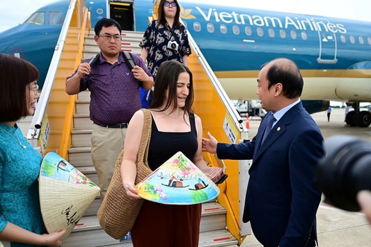 Phát động “Đêm Huế huyền diệu - Khám phá để yêu”, đón hành khách thứ 350 triệu của Vietnam Airlines