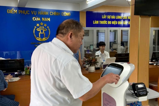 Phường Cửa Nam sử dụng Robot AI hỗ trợ người dân thực hiện thủ tục hành chính