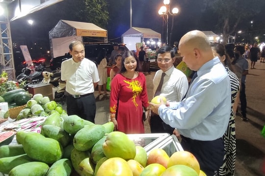 Tặng Bằng khen cho 18 hội viên nông dân có thành tích trong tham gia lao động, sản xuất góp phần phát triển kinh tế - xã hội Thủ đô