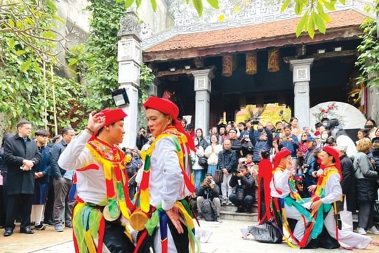 Xây dựng môi trường văn hóa nhìn từ phong tục và hương ước