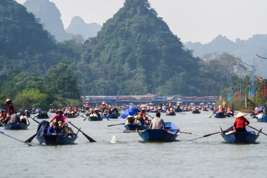 Hà Nội: Không tổ chức đưa khách du lịch đến vùng đang có bão