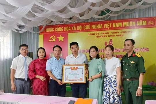 Phường Tùng Thiện trao Bằng “Tổ quốc ghi công”, làm “Mâm cơm tri ân” anh hùng liệt sỹ