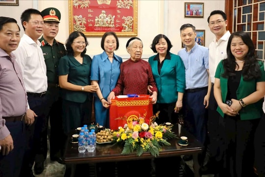 Bí thư Thành uỷ Hà Nội thăm, tặng quà Mẹ VNAH Công Thị Mùi nhân dịp 27/7