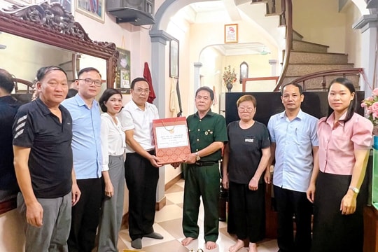 Phường Thanh Liệt thăm, tặng quà người có công trên địa bàn dịp 27/7