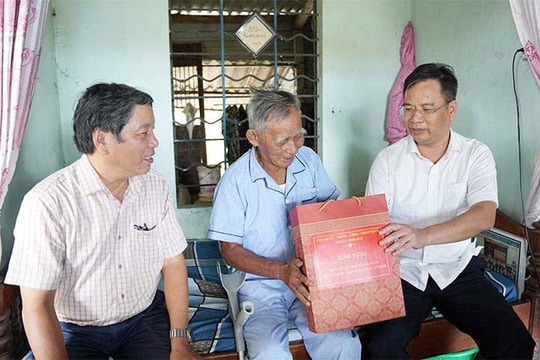 TP Huế thăm, tặng quà các gia đình chính sách nhân Ngày Thương binh - Liệt sĩ 27/7