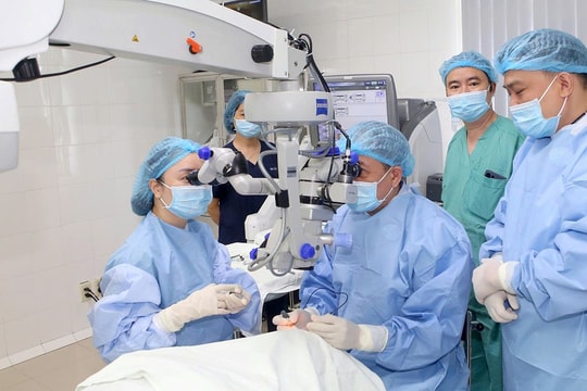 Bệnh viện Trung ương Huế đưa vào hoạt động hệ thống phẫu thuật Dịch kính - Võng mạc hiện đại nhất miền Trung
