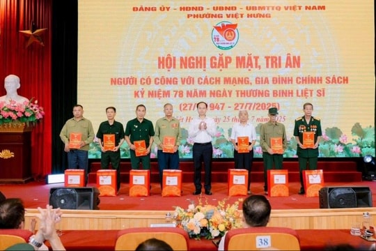 Phường Việt Hưng tặng quà tri ân người có công, gia đình chính sách