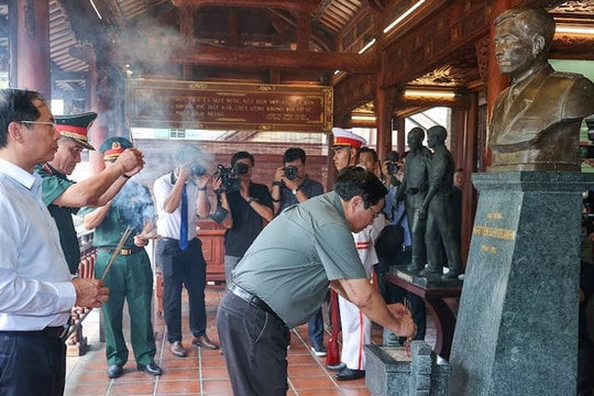 Thủ tướng Phạm Minh Chính dâng hương tưởng niệm Đại tướng Nguyễn Chí Thanh