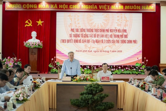 Phó Thủ tướng Thường trực Chính phủ Nguyễn Hòa Bình làm việc với Ban Thường vụ Thành ủy Huế