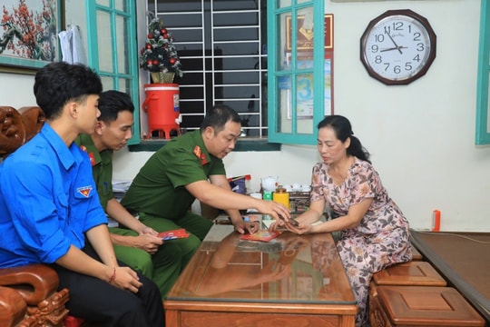 Phường Cửa Nam: "Đi từng ngõ, gõ từng nhà" hướng dẫn người dân thực hiện chuyển đổi số