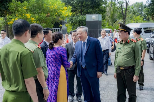 Phó Thủ tướng Thường trực Chính phủ ấn tượng với 117 mô hình bảo vệ an ninh Tổ quốc của TP Huế