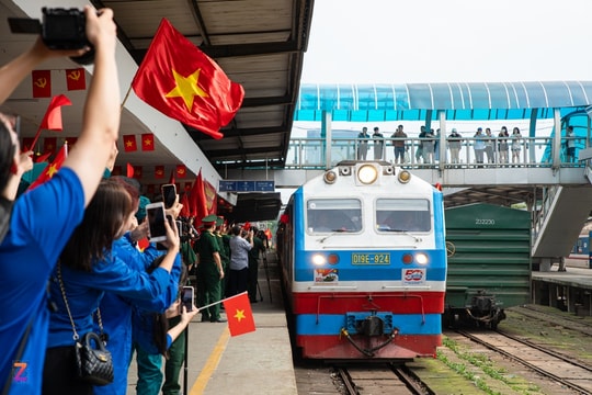 Đoàn tàu 2 tầng "5 cửa ô" lần đầu tiên xuất hiện tại Hà Nội dịp lễ 2/9