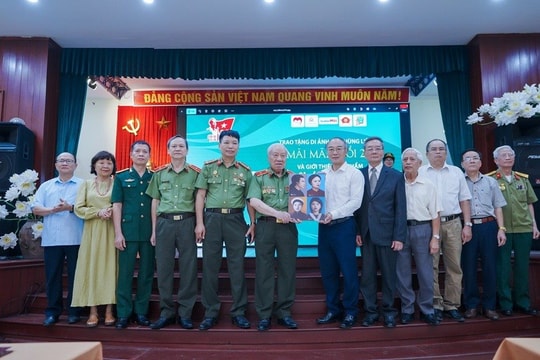 Trao di ảnh các Anh hùng liệt sĩ của lực lượng Công an nhân dân