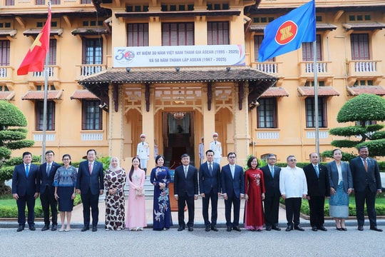 Lễ thượng cờ kỷ niệm 58 năm thành lập ASEAN tại Hà Nội