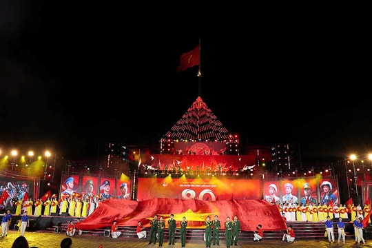 Thủ tướng Phạm Minh Chính dự chương trình chính luận nghệ thuật “Dưới cờ vinh quang” tại TP Huế